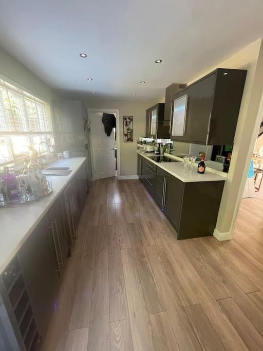 Home In Wirral - Peaceful Contemporary Gem. 外观 照片