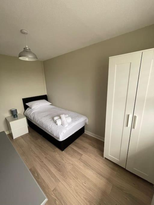 Home In Wirral - Peaceful Contemporary Gem. 外观 照片
